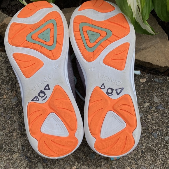 Vionic womens 7.5 cross trainers - Picture 14 of 14